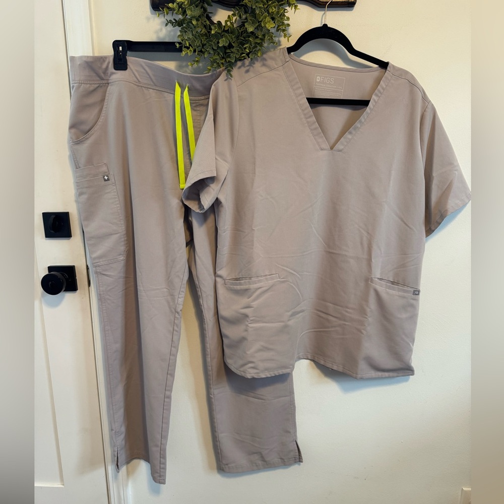 Figs Short Sleeve Top in Light Gray